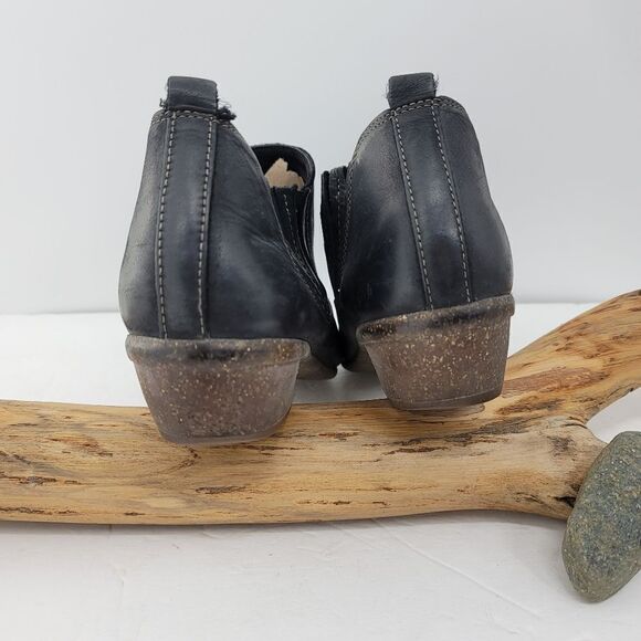 Clarks Black leather short booties with gusset - Picture 4 of 6